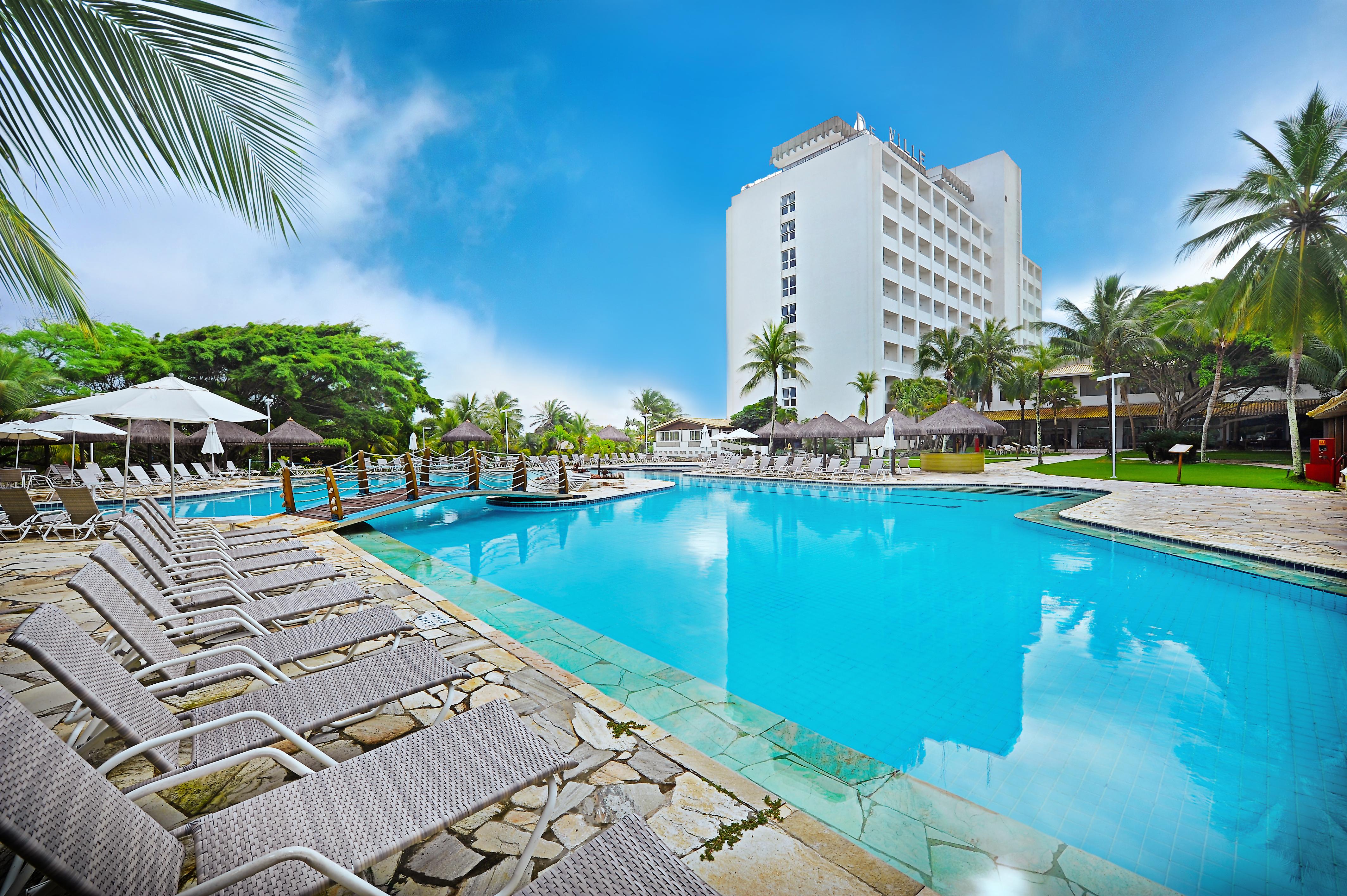 Hotel Deville Prime Salvador Bagian luar foto The pool at the hotel