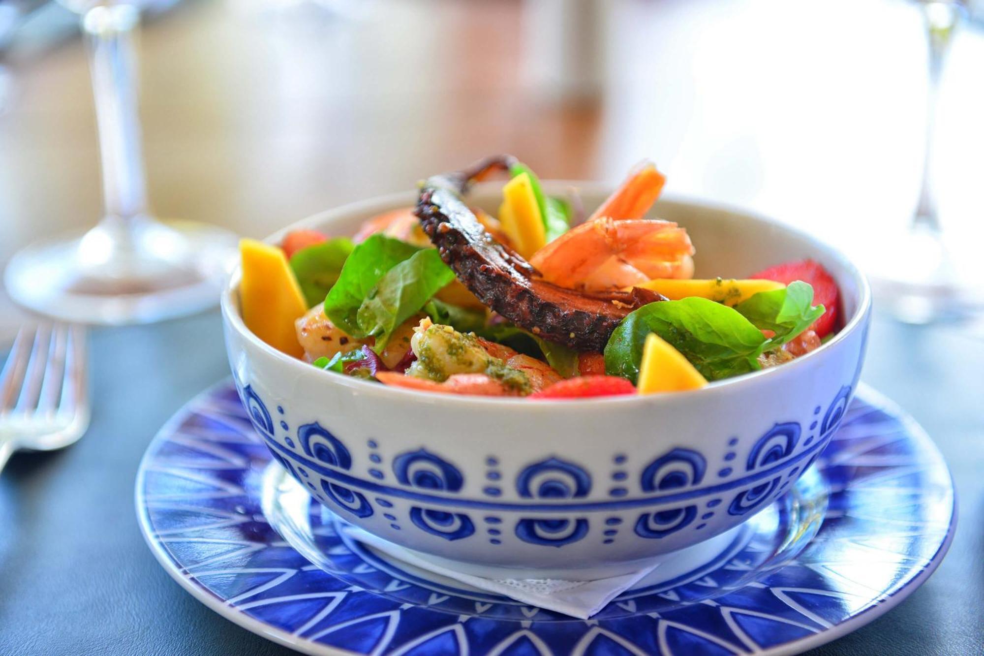 Hotel Deville Prime Salvador Bagian luar foto A salad with mango