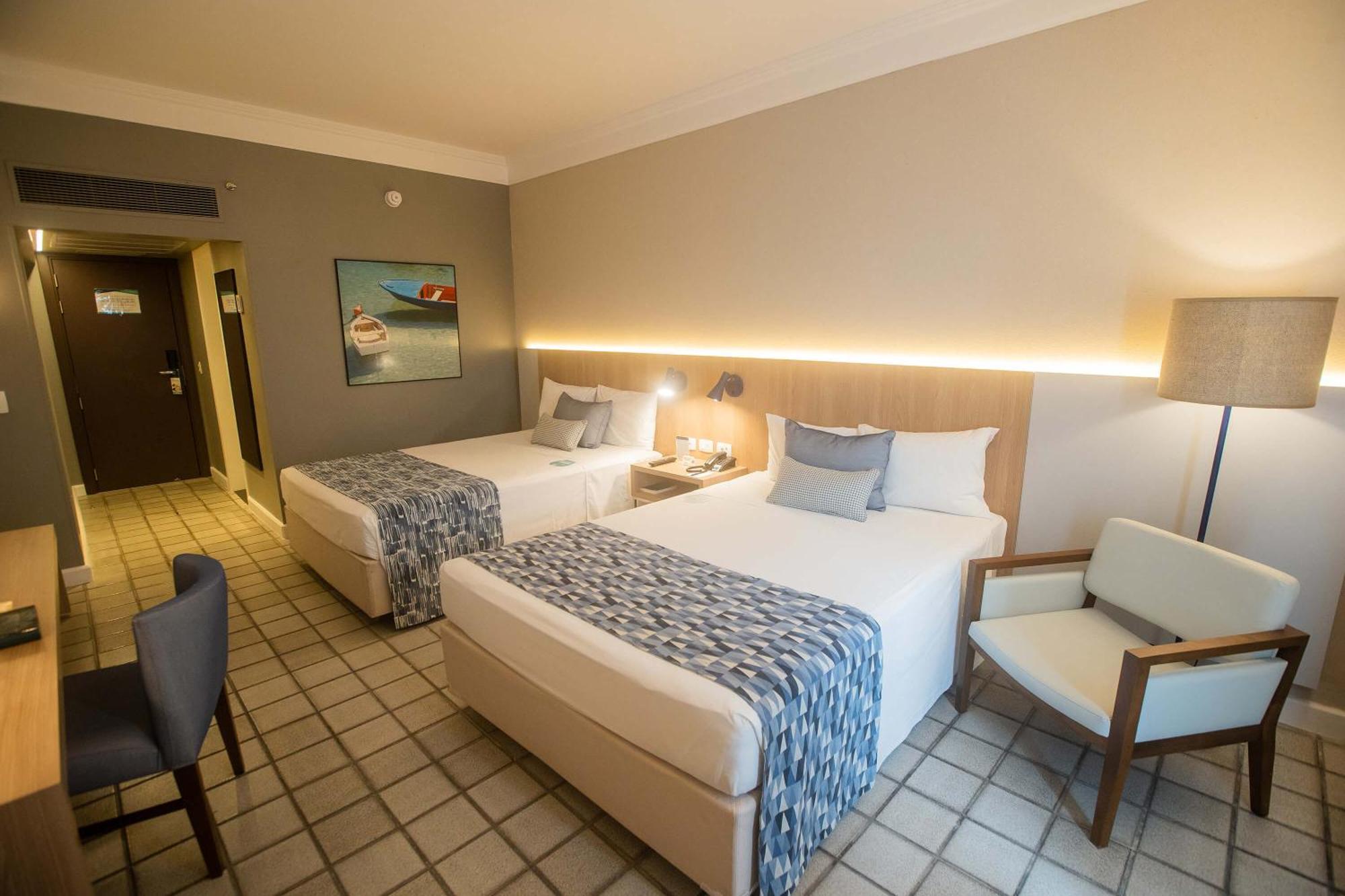 Hotel Deville Prime Salvador Bagian luar foto A room at the hotel