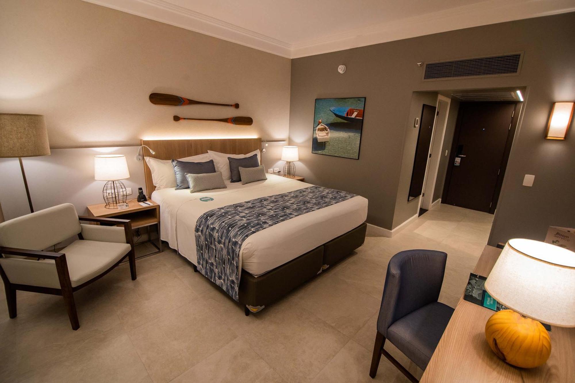 Hotel Deville Prime Salvador Bagian luar foto A room at the hotel