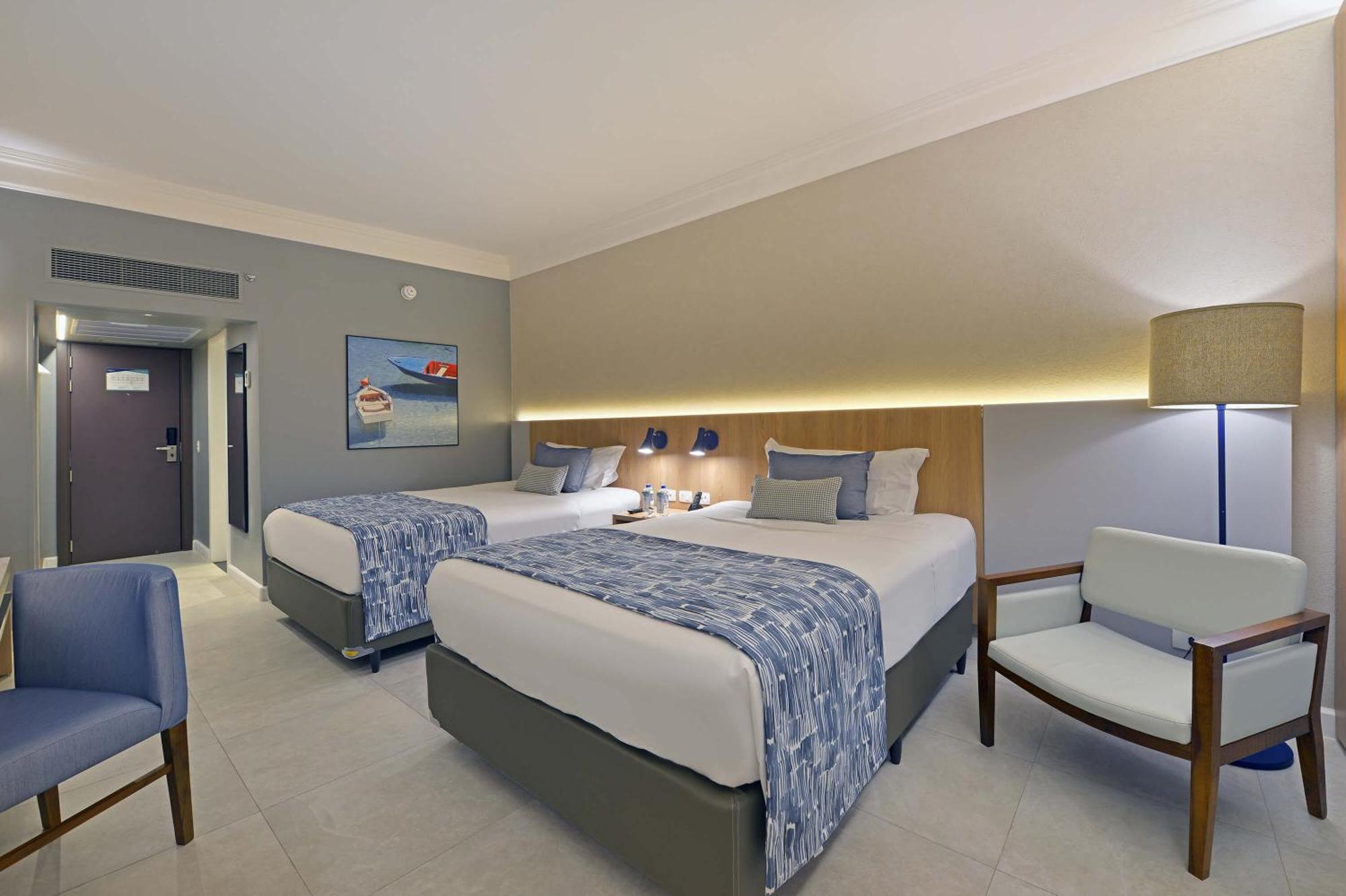 Hotel Deville Prime Salvador Bagian luar foto A room at the hotel