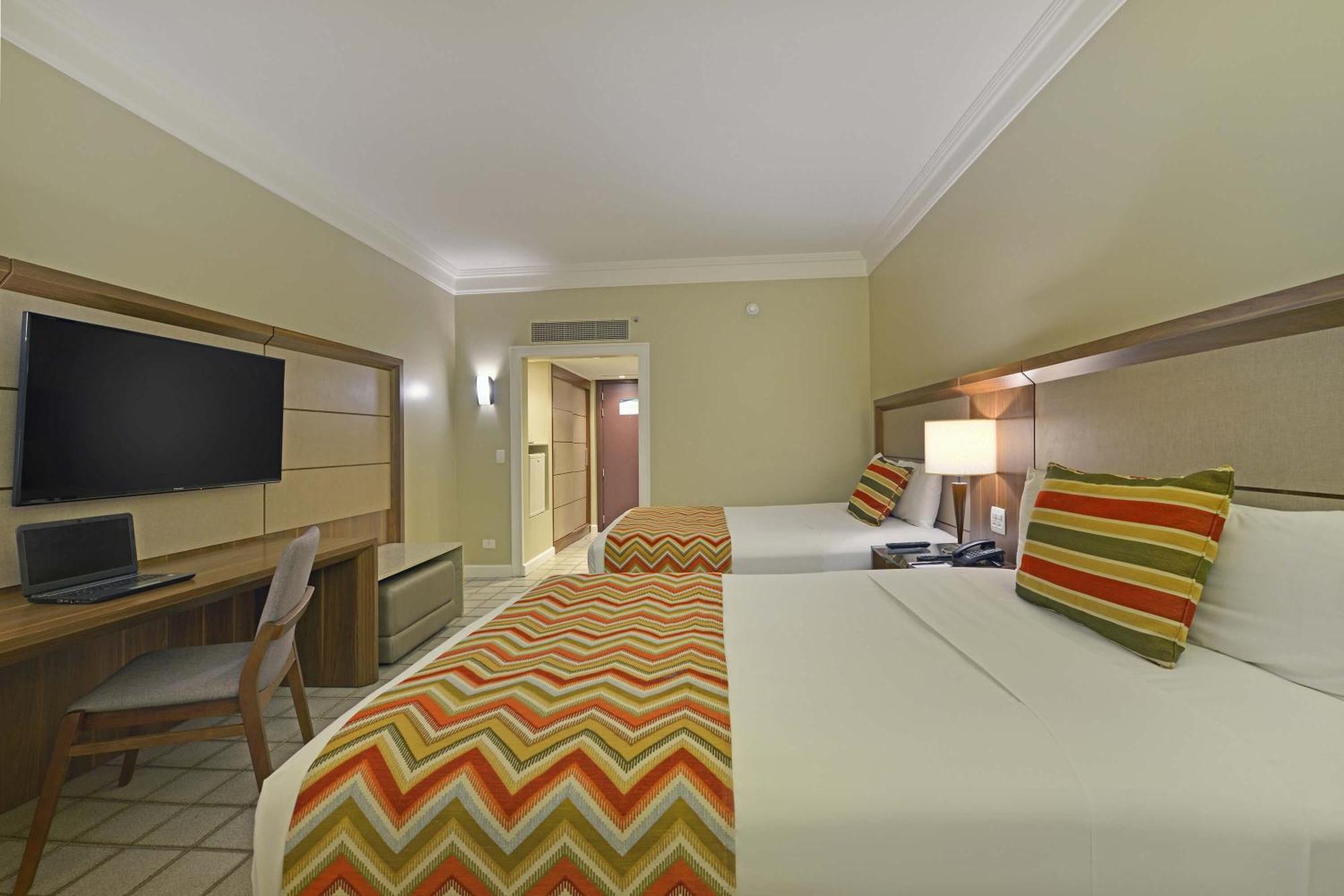 Hotel Deville Prime Salvador Bagian luar foto A room at the Hilton Garden Inn