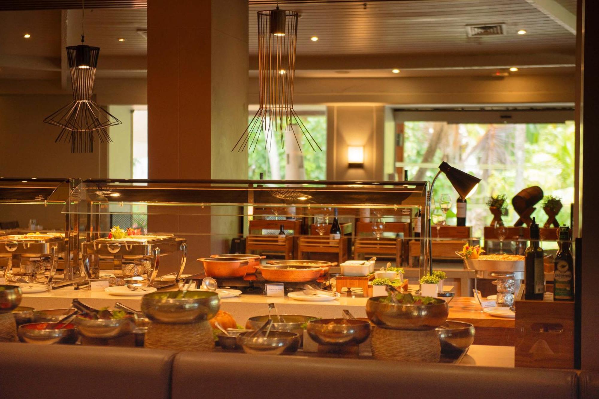 Hotel Deville Prime Salvador Bagian luar foto A buffet at a restaurant