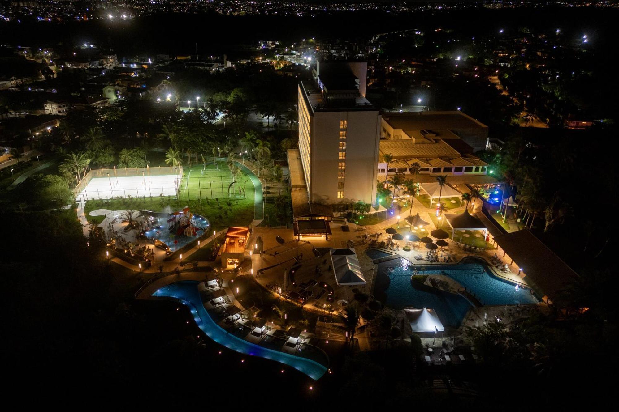 Hotel Deville Prime Salvador Bagian luar foto Aerial view of the hotel at night