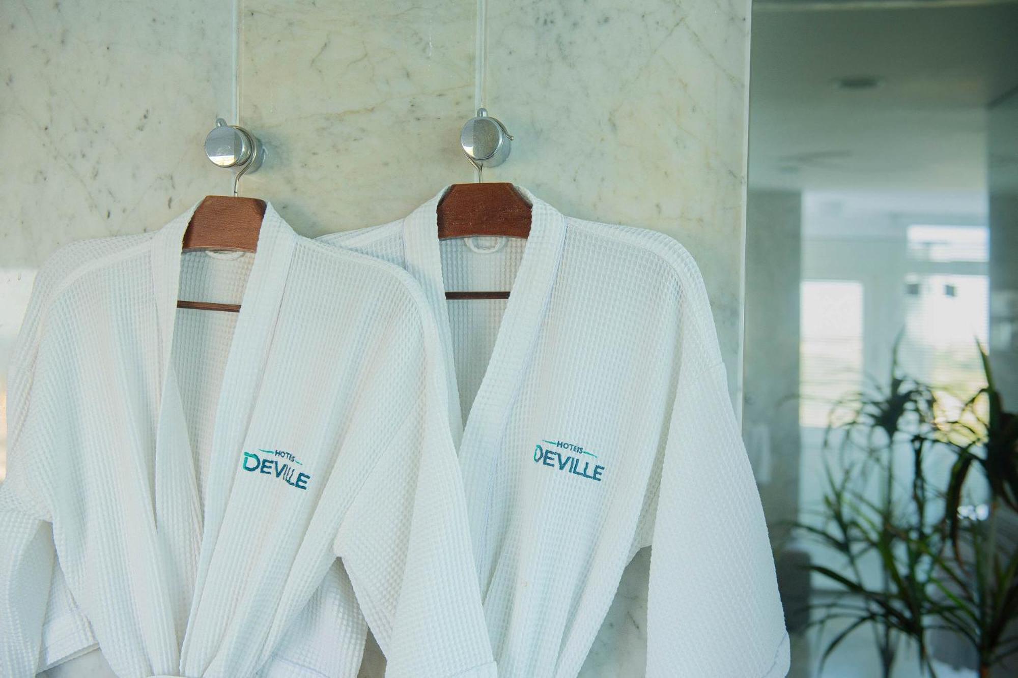 Hotel Deville Prime Salvador Bagian luar foto Two bathrobes