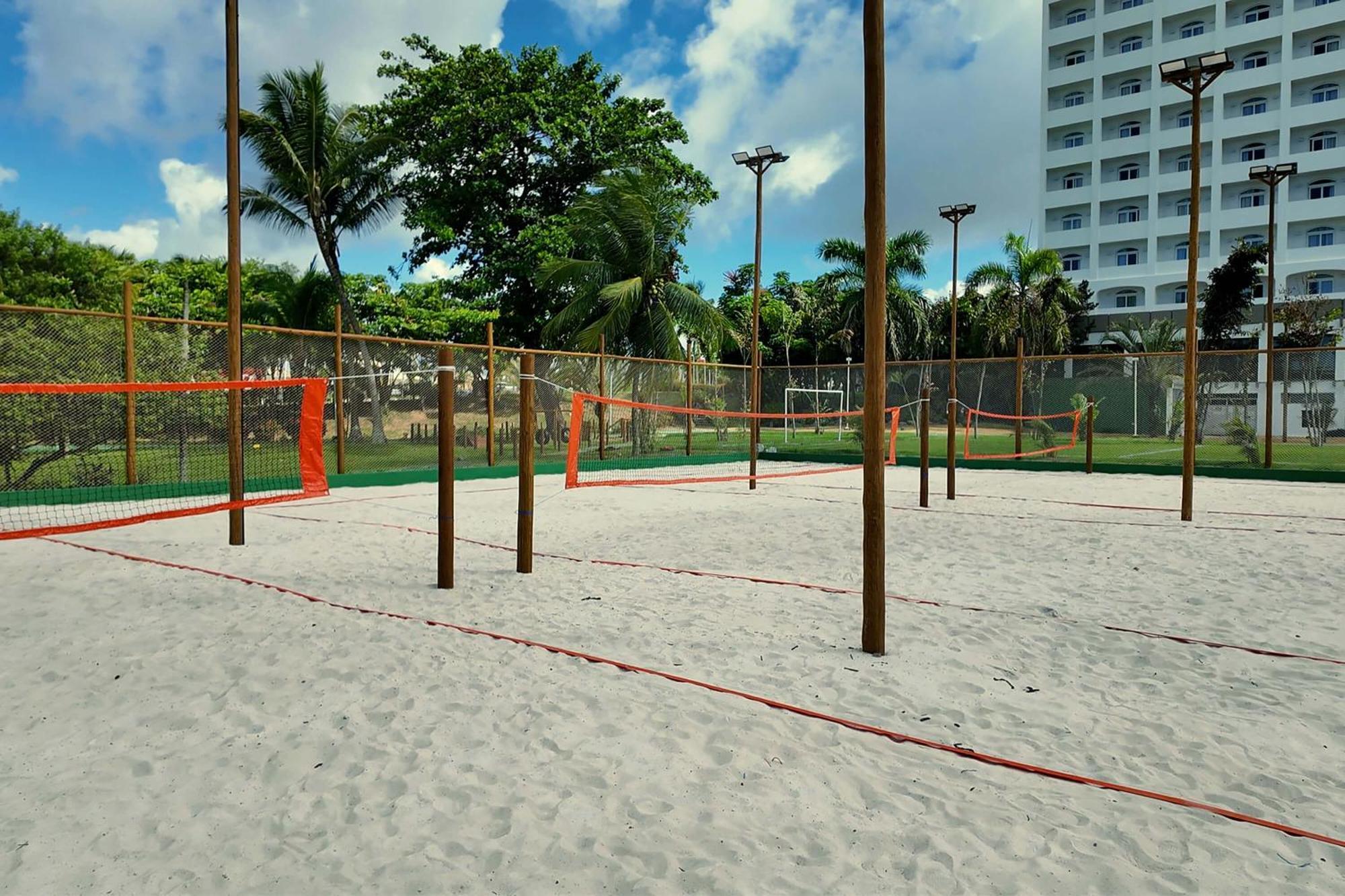 Hotel Deville Prime Salvador Bagian luar foto A beach tennis court