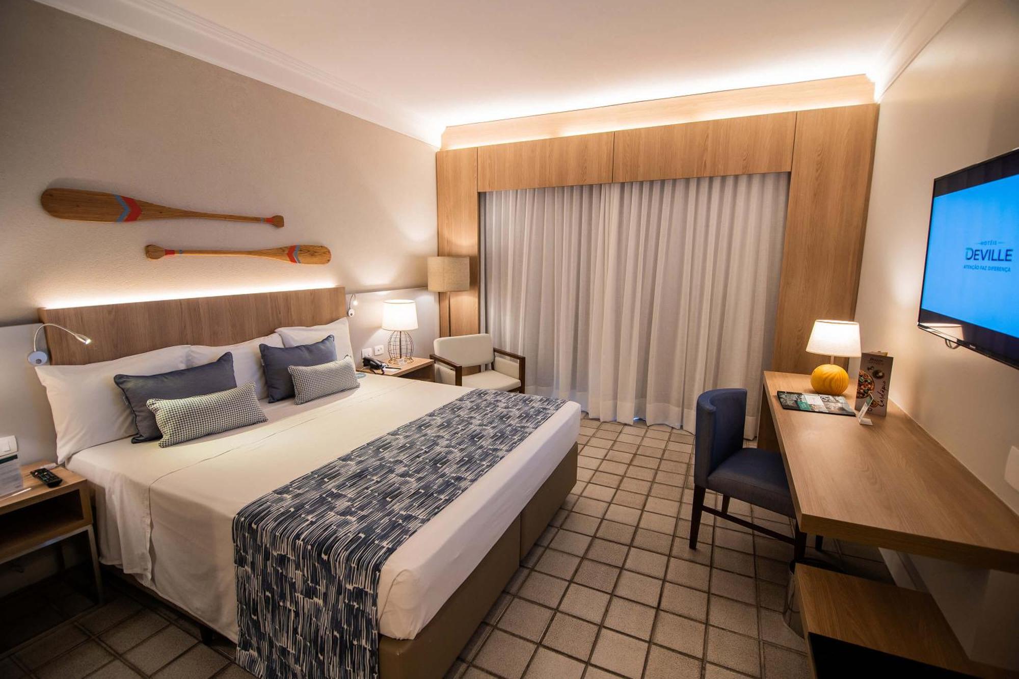 Hotel Deville Prime Salvador Bagian luar foto A room at the hotel