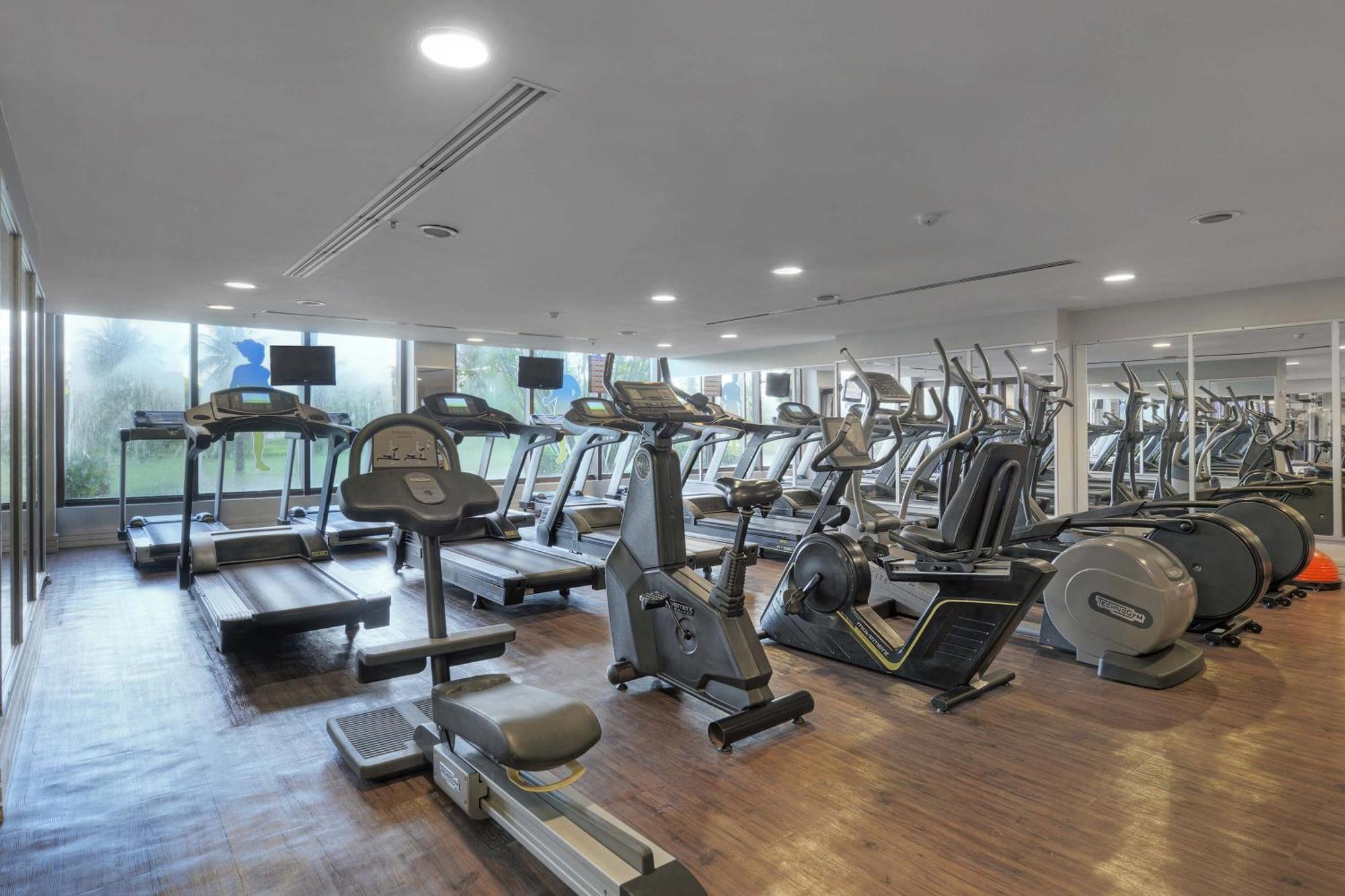Hotel Deville Prime Salvador Bagian luar foto The gym at the hotel