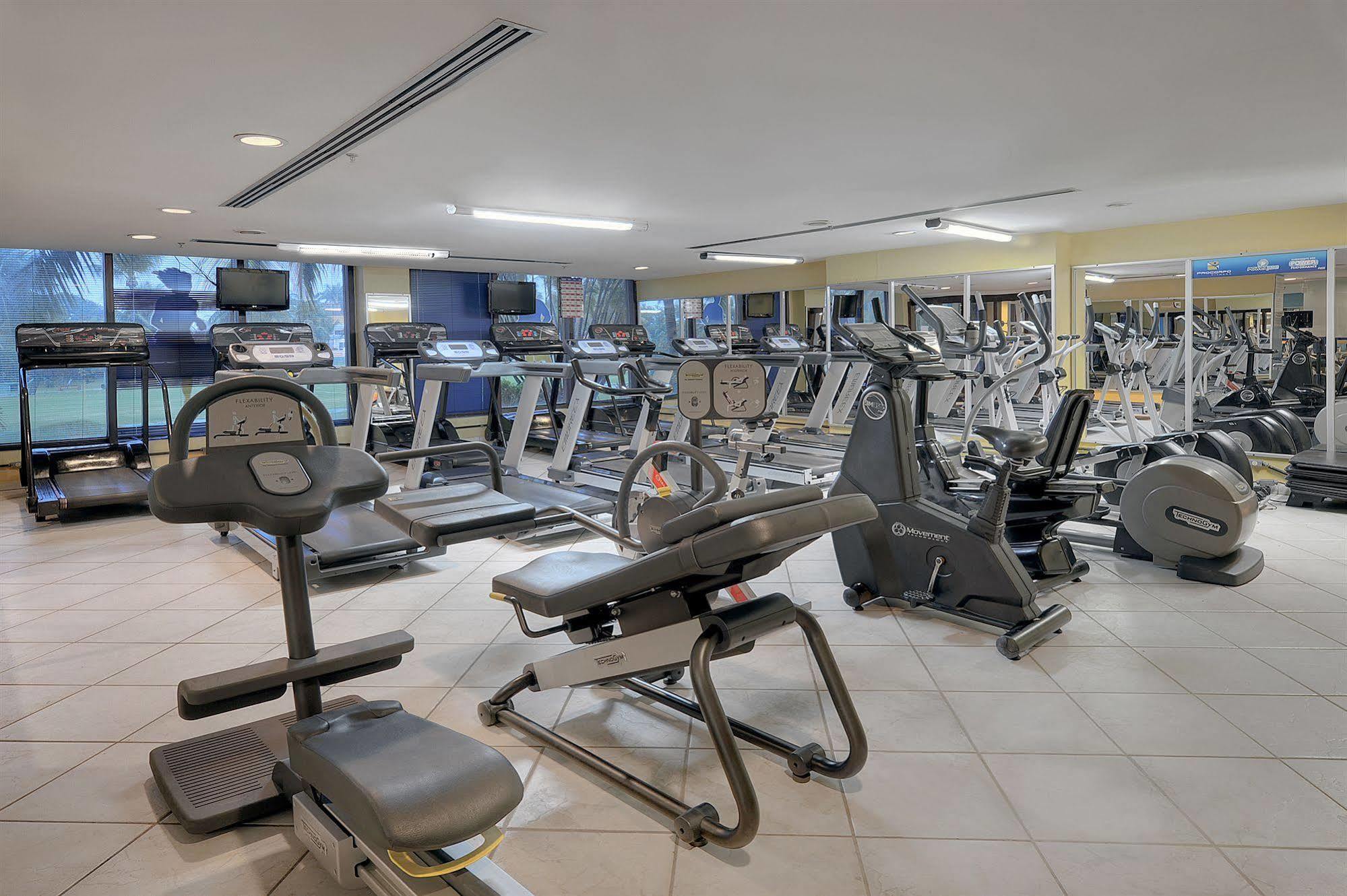 Hotel Deville Prime Salvador Bagian luar foto A gym at the hotel