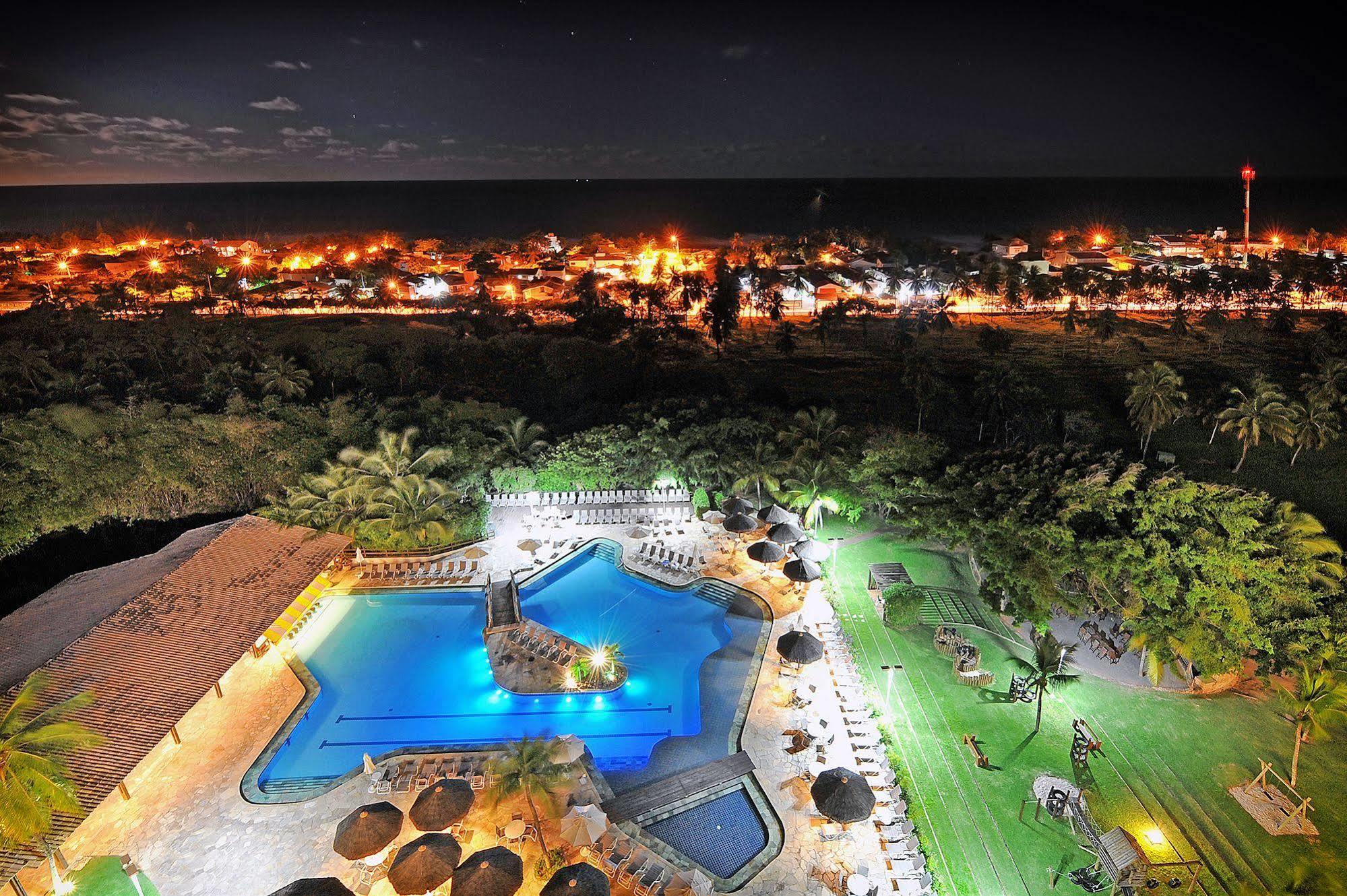 Hotel Deville Prime Salvador Bagian luar foto Aerial view of the resort at night